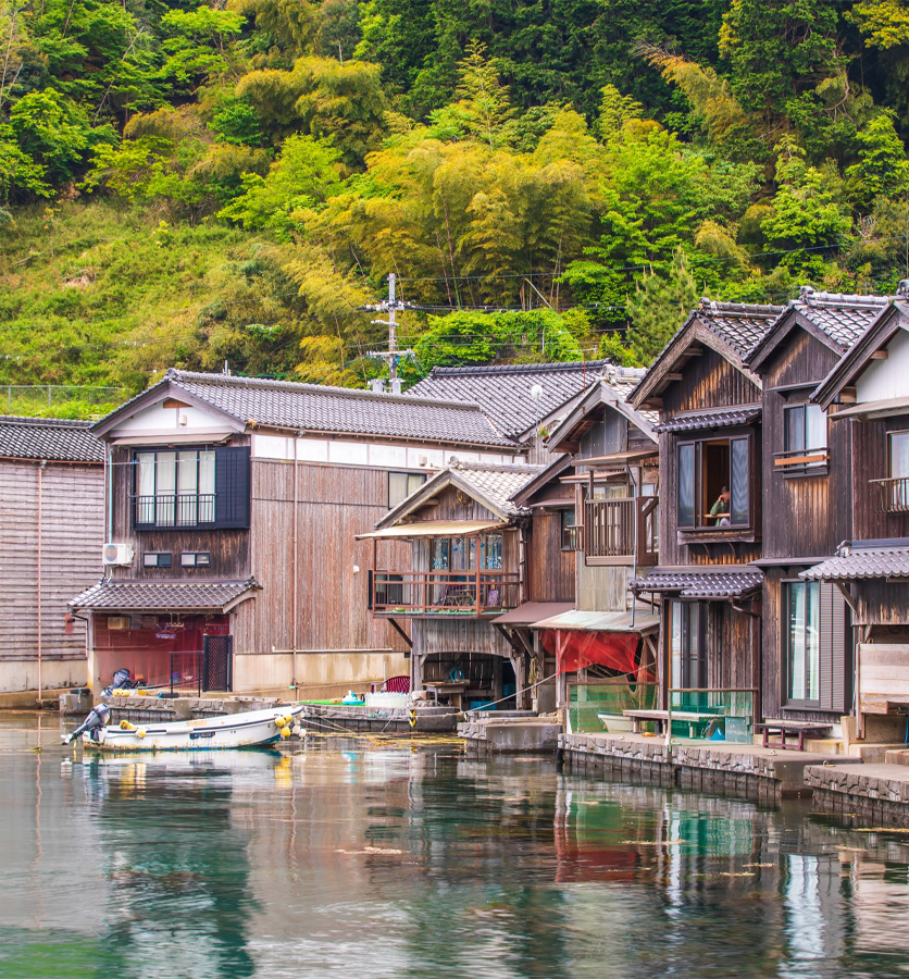 伊根湾と舟屋の風景