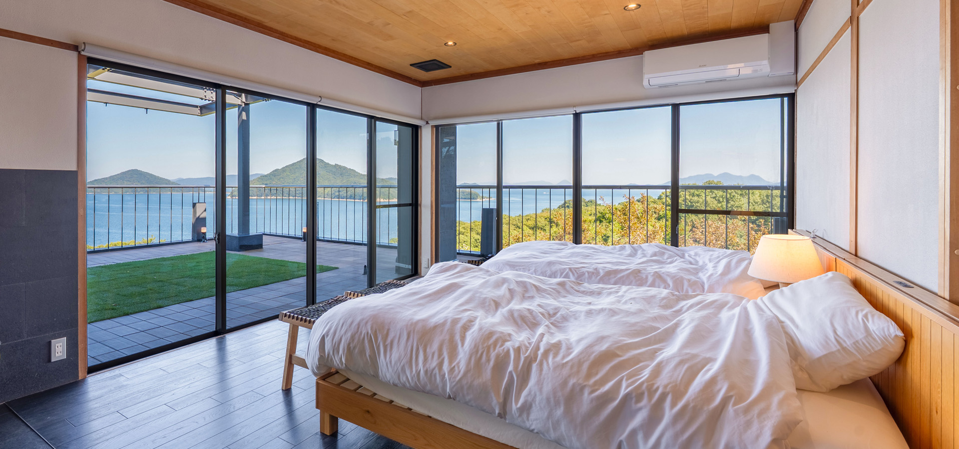 瀬戸内海の島々を望む